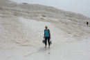 Inge Lise på vej op ad kalkterrasserne i Pamukkale med fodtøjet i plastikposer. Vandet var dejligt lunt til at begynde med, men blev køligere, jo nærmere vi kom tilløbet på toppen. 