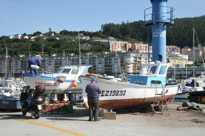 Stemningsbillede fra havnen i Viveiro. Der var nogle ældre fiskere, der gik og malede deres både; de så ud til at hygge sig.