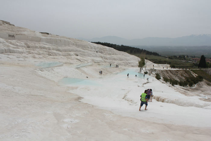 Det er kun et begrænset område af kalkterrasserne i Pamukkale, man må betræde. Der er lavet nogle kunstige kopibassiner, så man kan se, hvordan de originale ser ud. Der må bades i kopibassinerne