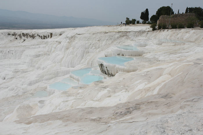 Et billede af de originale kalkterrasser og bassiner i Pamukkale. Et meget specielt område. Pamukkale betyde bomuldsslot, et ganske passende navn.