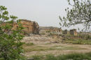 Oppe over kalkterrasserne i Pamukkale ligger ruinerne af Hierapolis, en kurby, hvor næsten enhver sygdom efter sigende kunne helbredes. Byen blev grundlagt ca. 190 f.Kr. 