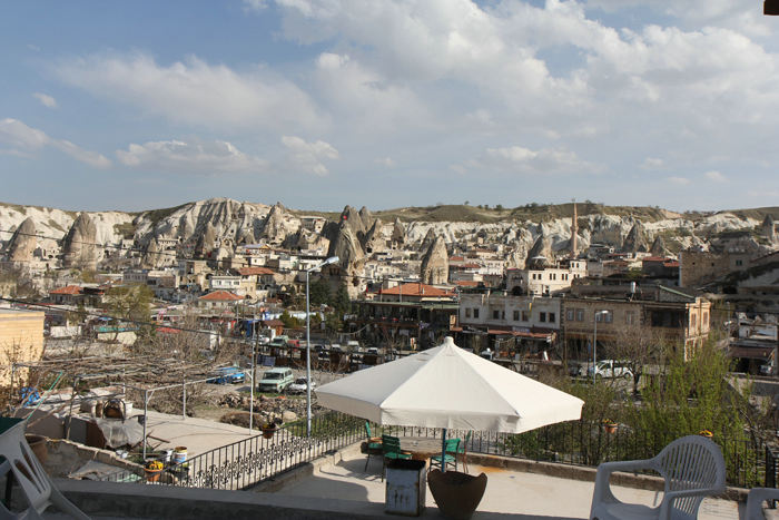 Udsigten ud over Göreme by, set fra vort værelse i Kemal’s Guesthouse.
