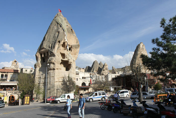 Göreme centrum med nogle af de særprægede klipper. Nogle var mere eller mindre udhulet og benyttet som beboelse. 