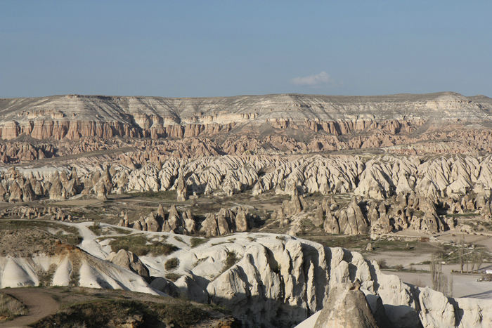 Udsigten oppe fra ’Sunset Hill’ i Göreme ud over Red Valley og Rose Valley