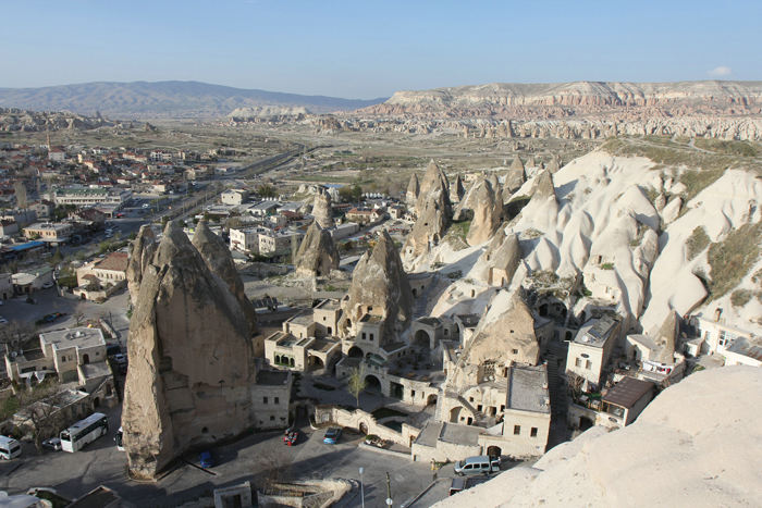 Mange huse og hoteller i Göreme er hugget ud i klipperne. Her nogle af dem set oppe fra ’Sunset Hill’.