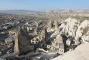 Mange huse og hoteller i Göreme er hugget ud i klipperne. Her nogle af dem set oppe fra ’Sunset Hill’.