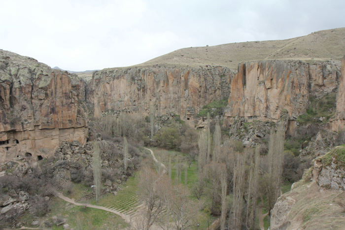 Ihlara Valley, der ligger syd for Göreme. Det er en meget speciel dal, eller nærmere en kløft, der er ca. 150 m dyb.
