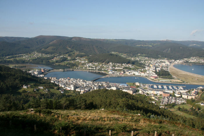 Udsigten oppe fra Monte San Roque (353 meter) ned over Viveiro og med byen Covas på den anden side af Río Landro og Ensenada Río Landro.
