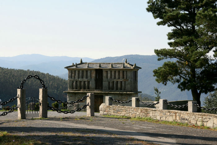 Et af de gamle forrådskamre - hórreo, der står som et monument på toppen af Monte San Roque.