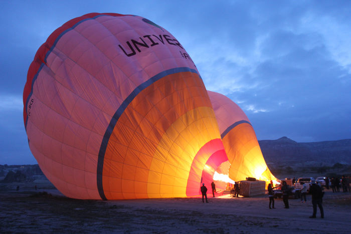 Ballontur i Kappadokien. Når ballonerne var fyldt med kold luft, kunne man blæse varm luft ind i dem, uden at de blev ødelagt. Flot syn - det var stadig halvmørkt. 