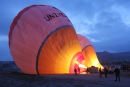 Ballontur i Kappadokien. Når ballonerne var fyldt med kold luft, kunne man blæse varm luft ind i dem, uden at de blev ødelagt. Flot syn - det var stadig halvmørkt. 