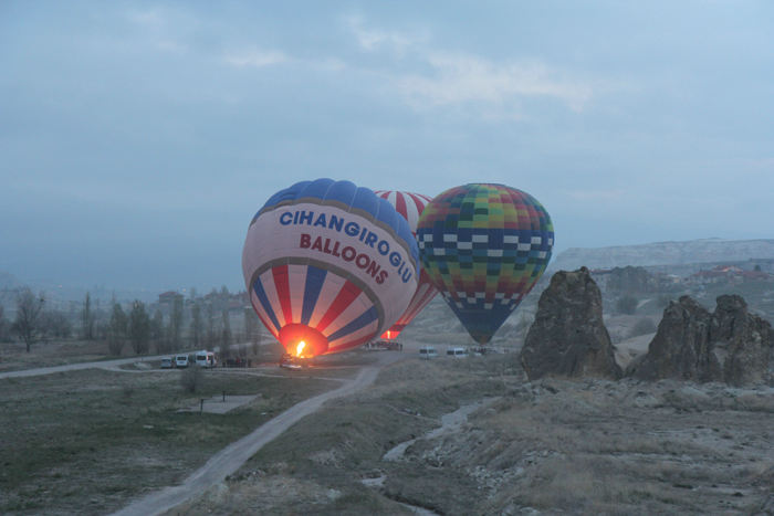 Overalt i området øst for Göreme lå der balloner, der var ved at blive gjort klar til opstigning.