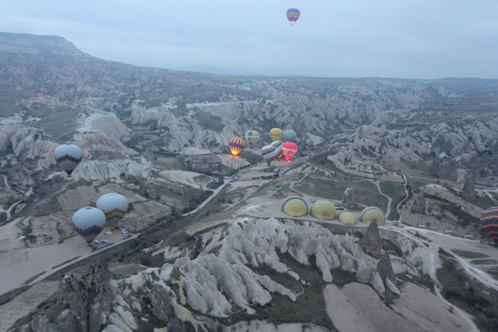 Göreme, Kappadokien. Vi var heldige at være nogle af de første, der kom i luften, så vi kunne se ned på alle de andre, der var ved at gøre klar til afgang.