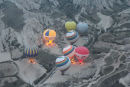 Balloner der var ved at blive gjort klar til opstigning set oppe fra vores ballon - flot syn!