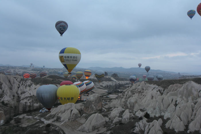 Billeder fra ballonturen fra Göreme i Kappadokien. Vi fløj mellem bjergene, ofte helt nede i dalene.  