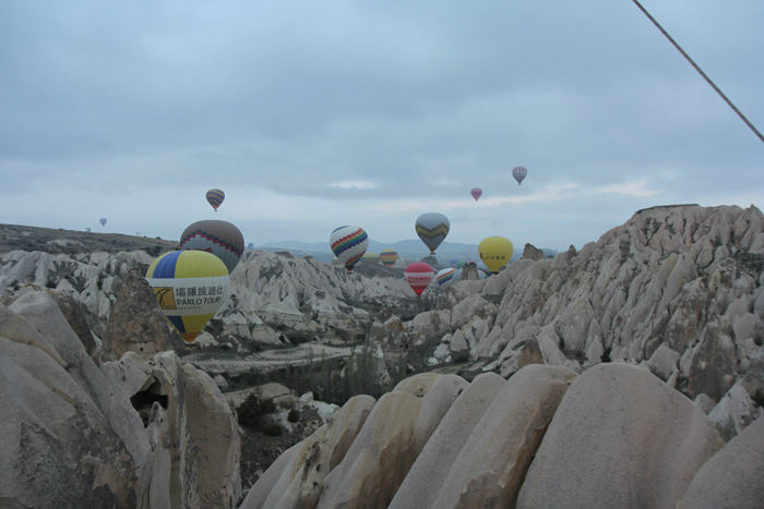 Billeder fra ballonturen fra Göreme i Kappadokien. Vi fløj mellem bjergene, ofte helt nede i dalene.