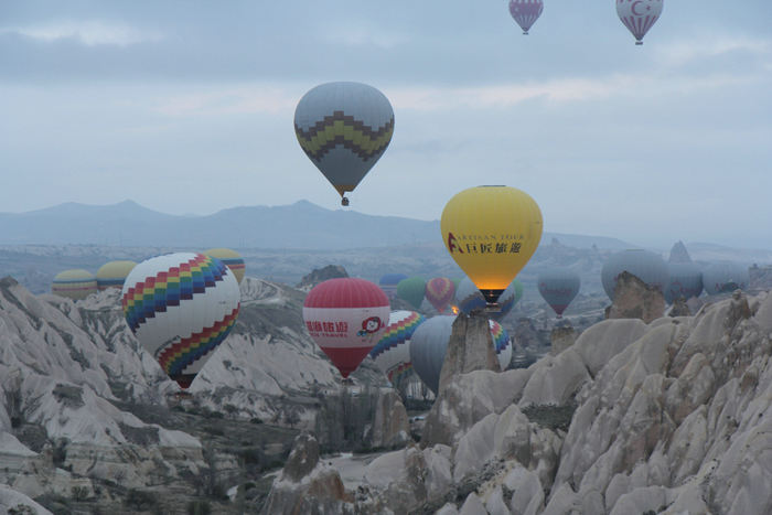 Billeder fra ballonturen fra Göreme i Kappadokien. Vi fløj mellem bjergene, ofte helt nede i dalene.