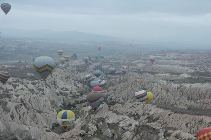 Billeder fra ballonturen fra Göreme i Kappadokien. Vi fløj mellem bjergene, ofte helt nede i dalene. Jeg forsøgte at tælle ballonerne, men opgav da jeg nåede til 50.
