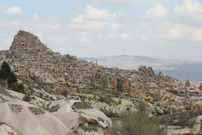 Byen Uchisar i nærheden af Göreme. Her er de fleste huse hugget ind i klipperne, og på toppen ligger en gammel borg. 