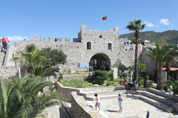 Inden vi sejlede fra Marmaris, var vi en tur inde og se den gamle borg, der ligger på en klippetop inde midt i byen. En fin lille borg, der er indrettet som museum.