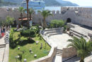 Den gamle borg i Marmaris ligger med en fin udsigt ud over vandet. I baggrunden ligger et af de mange krydstogtsskibe, der anløber Marmaris.