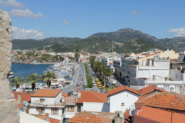 Udsigten fra den gamle borg i Marmaris ind over kajen med de mange udflugtsbåde.