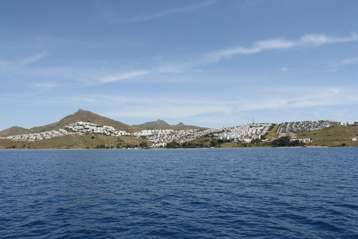Kysten omkring Bodrum og nord på er overklistret med ferieboliger; der må være plads til mange tusinde turister.