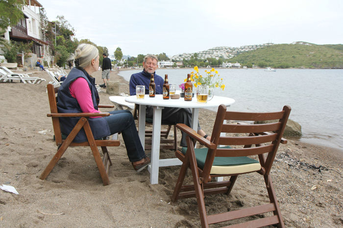 Gümüslük er et rigtig hyggeligt sted, lige nord for Bodrum. Her nyder vi en øl i vandkanten sammen med Peter fra s/y Fortuna. 