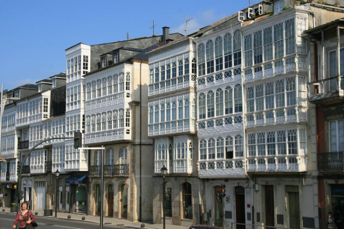 En typisk facade ud mod havnefronterne i denne del af Spanien. Her Avd. de Galicia i Viveiro.
