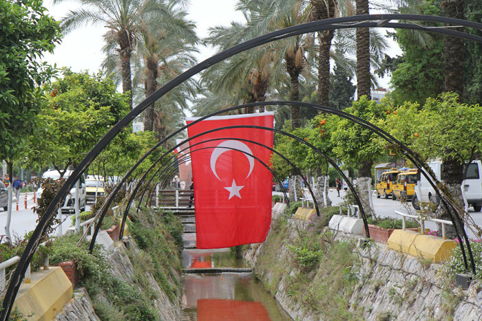 På grund af Tyrkiets nationaldag blev der flaget overalt med det tyrkiske flag med billede af Atatürk.
