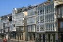 En typisk facade ud mod havnefronterne i denne del af Spanien. Her Avd. de Galicia i Viveiro.