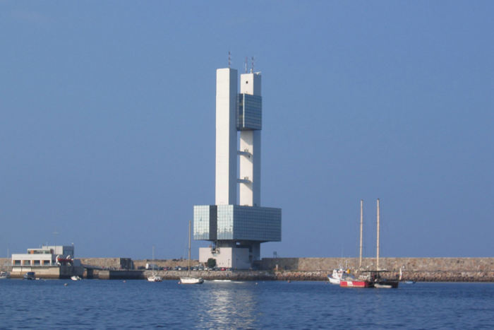 Havnekontoret på molen ind til havnen i La Coruna.