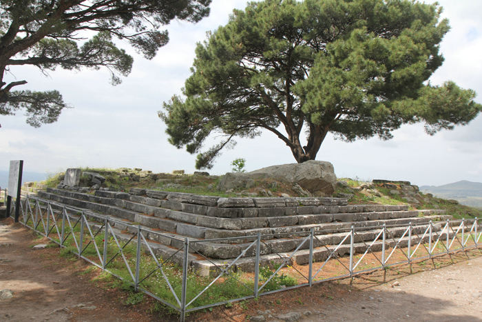 Zeus-alteret på Akropolis i Pergamon, eller der, hvor det skulle have stået. Det blev fjernet af tyske arkæologer i 1870’erne og ført til Berlin. 