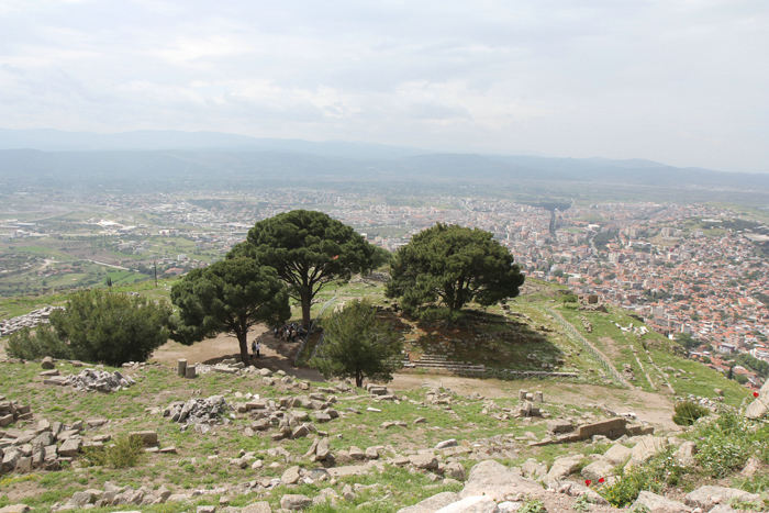 Zeus-alteret på Akropolis set oppe fra og med byen Bergama nede i dalen. 