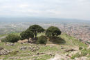 Zeus-alteret på Akropolis set oppe fra og med byen Bergama nede i dalen. 