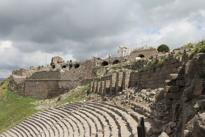 Akropolis med Trajaneum tempelkomplekset i Pergamon, set nede fra teateret.