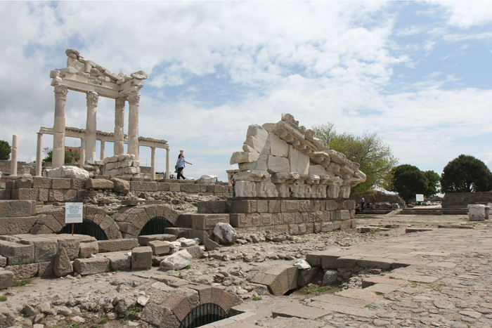 Trajaneum tempelkompleks på Akropolis i Pergamon.