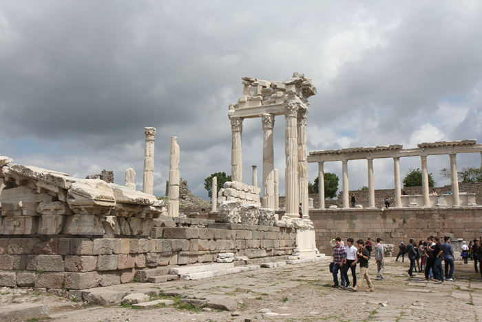 Trajaneum tempelkompleks på Akropolis i Pergamon.