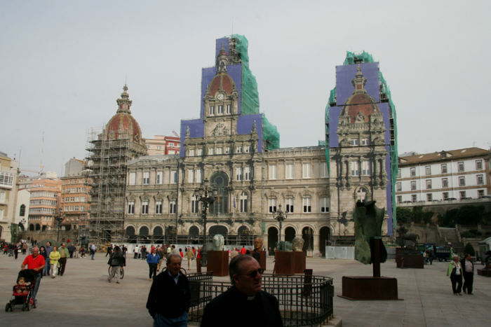 Plaza de Maria Pita i La Coruna. De er ved at restaurere bygningen og har rejst et stillads, men har hængt et billede af bygningen op på stilladset.