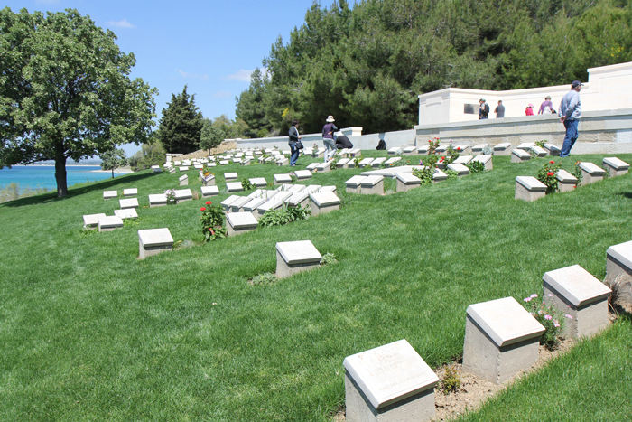 En af de mange kirkegårde på Gallipoli Halvøen, for de faldne under 1. Verdenskrig. Hele halvøen er udlagt som en stor mindepark.