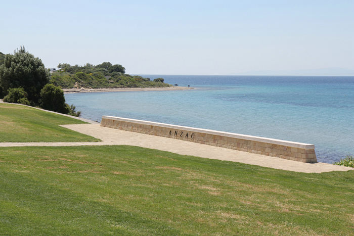 Invasionskysten Anzac Cove på Gallipoli Halvøen, hvor tropperne fra Australien og New Zealand blev landsat, ved en fejl. Kraftig sydlig vind satte landgangsbådene mod nord. 