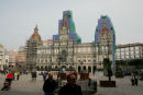 Plaza de Maria Pita i La Coruna. De er ved at restaurere bygningen og har rejst et stillads, men har hængt et billede af bygningen op på stilladset.