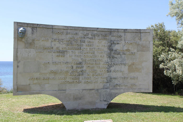 Et af de meget berømte citater fra Atatürk. Her vist på et stort mindesmærke – Anzac Cove på Gallipoli Halvøen.  