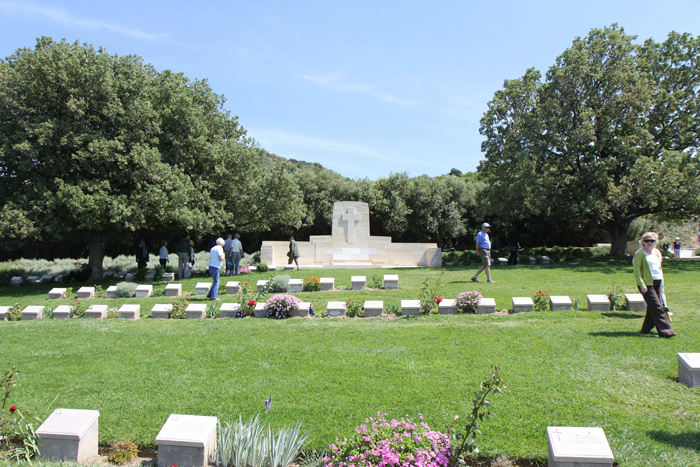 Krigskirkegårdene i mindeparken på Gallipoli Halvøen ligger tæt. De er anlagt der, hvor slagene er udkæmpet, og soldaterne faldt. Der omkom ca. 1.000.000 mennesker under krigen i 1915. 