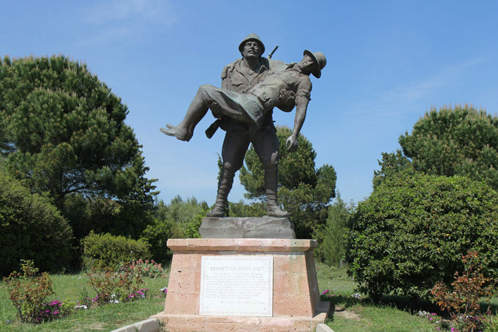 Der er rejst mange mindesmærker/statuer rundt i mindeparken på Gallipoli Halvøen. 