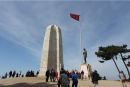 Det store mindesmærke for de faldne soldater fra New Zealand. Statuen til højre er general Mustafa Kemal, der senere tog navnet Atatürk og er grundlæggeren af det nuværende Tyrkiet. 
