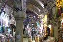Kapali Carsi (Den store Basar) åbnede for over 500 år siden. Det er et kæmpe indkøbscenter midt i Istanbul. Basaren er indrettet i nogle spændende bygninger. 