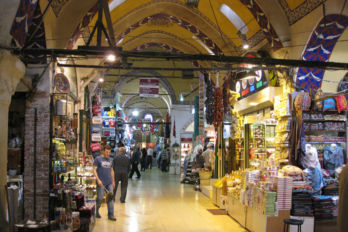 Det er med at holde tungen lige i munden, når man går rundt i Den store Basar i Istanbul. Det er ikke nemt at finde rundt i de utallige smalle gader. 