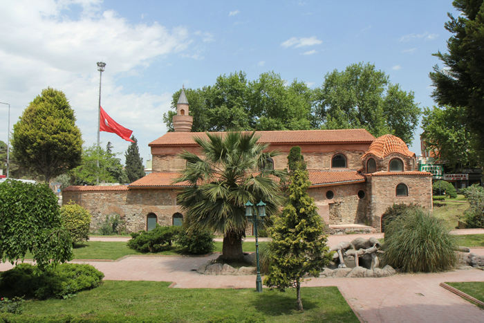 Ayasofya Museet i Iznik set ude fra parken. Flaget er på halv på grund af en stor mineulykke.