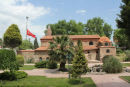 Ayasofya Museet i Iznik set ude fra parken. Flaget er på halv på grund af en stor mineulykke.